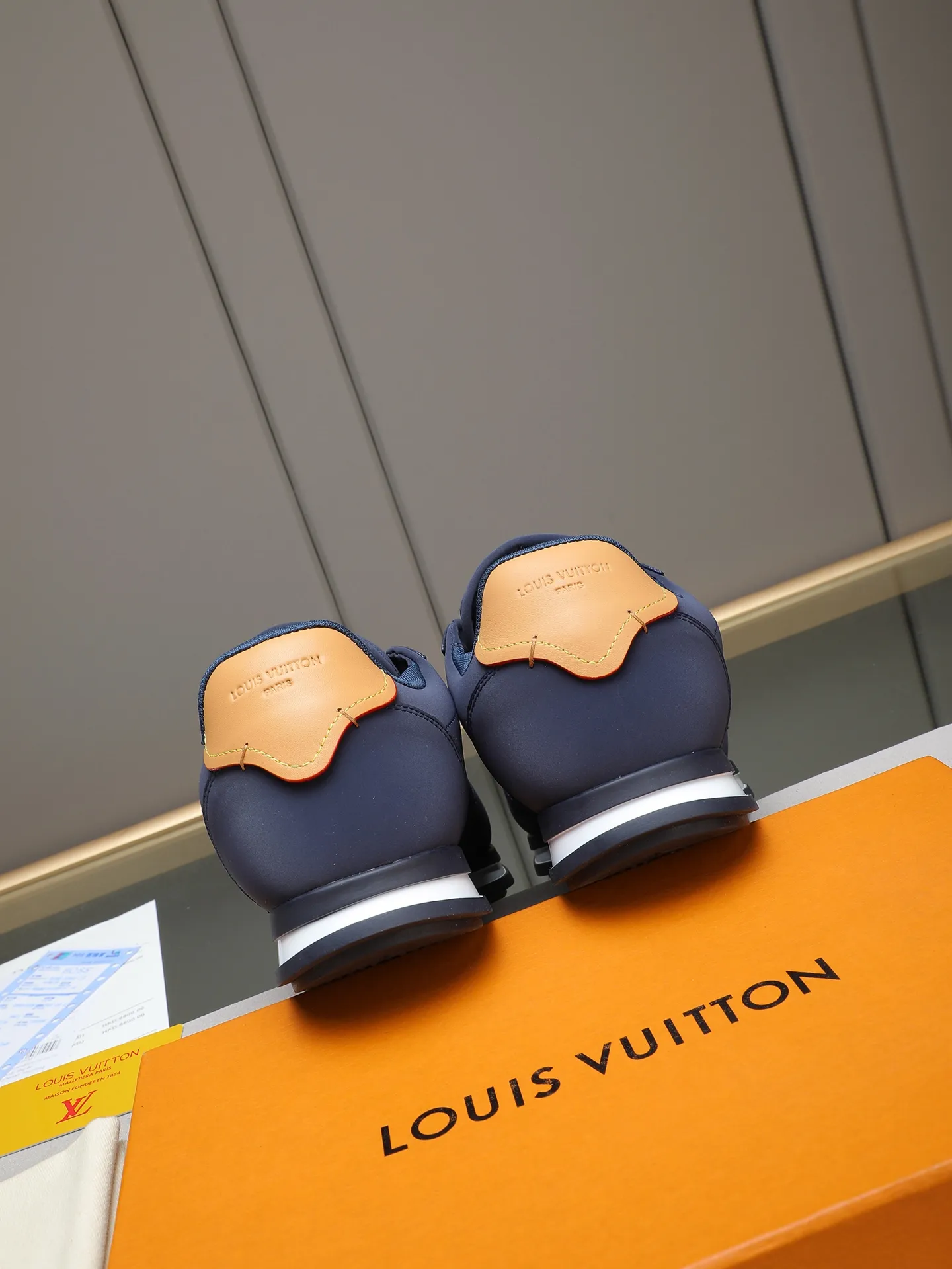 PP560 LV Louis Vuitton L Jialu Brand Runner Tatic Series Thick-soled Casual Sports Shoes Running Shoes Original purchase, development and production This LV Runner Tatic sports shoe combines technical materials such as mesh fabric and ribbons to interpret the inspiration of traditional mountaineering shoes. LV letters are written on one side, the lariat buckle of the quick lacing system is embellished with Monogram flowers and Louis Vuitton logos, and the light and wear-resistant rubber outsole completes the whole. ▪️Fabric: Original imported cowhide + mesh ▪️Inner lining: Original customized breathable mesh ▪️Sole: Original open-molded anti-slip rubber combination material ▪️Size: Men's 38-44 (customized for 45 and 46)
